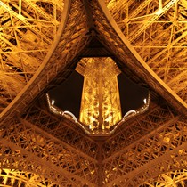 Paris | Tour Eiffel von unten bei Nacht