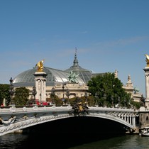 Paris | Glaskuppel des Grand Palais vom Ufer der Seine über den Pont de Alexandre III aus