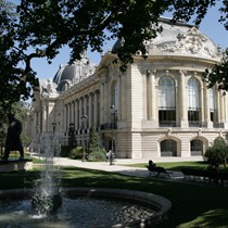 Paris | Petit Palais seitlich mit Brunnen