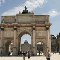 Paris | Vor dem Arc de Triomphe du Carrousel. Dahinter das Louvre mit Glaspyramide