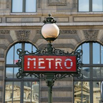Paris | Eines der vielen Metroschilder