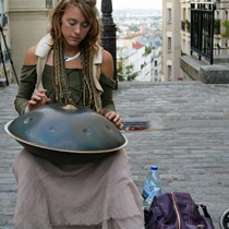 Paris | Montmartre und Sacré-Cœur | Straßenmusikerin auf dem Montmartre
