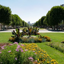 Paris | Hôtel des Invalides | Blick von der Église du Dôme auf eine Grünanlage