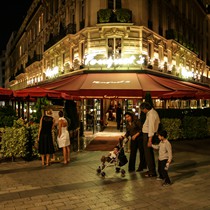 Paris | Champs Élysées | Restaurant bei Nacht
