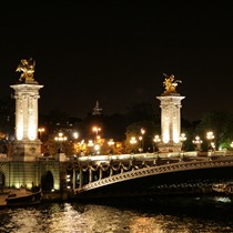 Paris | Pont Alexandre | Blick seitlich auf die Brücke bei Nacht